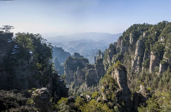Hunan Zhangjiajie National Forest Park Yangjiajie Longquan Gorge klify jak spektakularne "ściany starożytnego miasta" — Zdjęcie stockowe