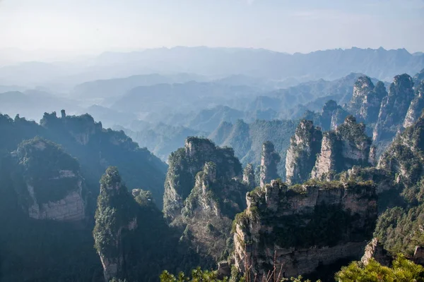 Хунань Zhangjiajie National Forest Park Yangjiajie Лунцюань розрив Скеля "Tianbo дім" — стокове фото