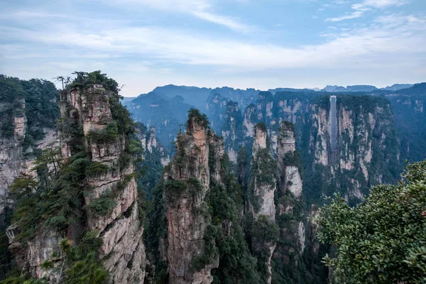 Hunan Zhangjiajie National Forest Park old house "magic party" peaks — Stock Photo, Image