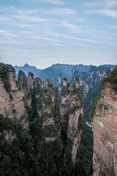 Hunan Zhangjiajie National Forest Park old house "magic party" peaks — Stock Photo, Image