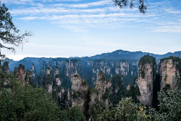 Hunan Zhangjiajie Parque Nacional Forestal antigua casa "fiesta mágica" picos —  Fotos de Stock