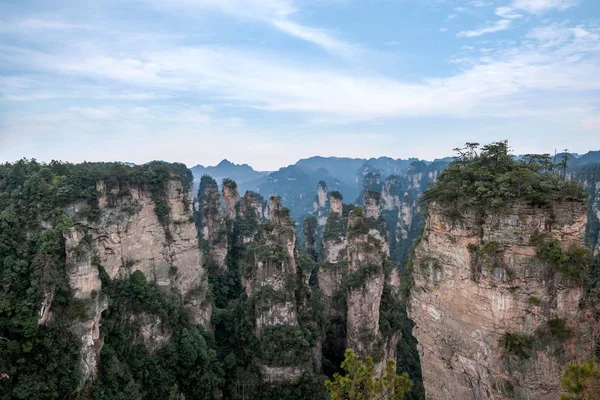 Hunan Zhangjiajie National Forest Park old house "magic party" peaks — Stock Photo, Image