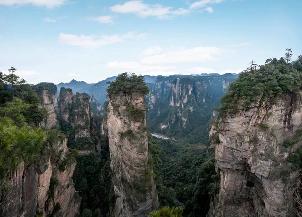 Hunan Zhangjiajie National Forest Park old house "magic party" peaks — Stock Photo, Image