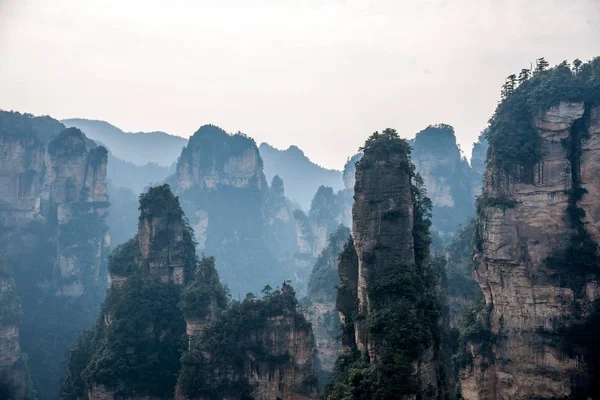 หูหนาน Zhangjiajie อุทยานแห่งชาติ ภูมิทัศน์ Yuanjiajie — ภาพถ่ายสต็อก