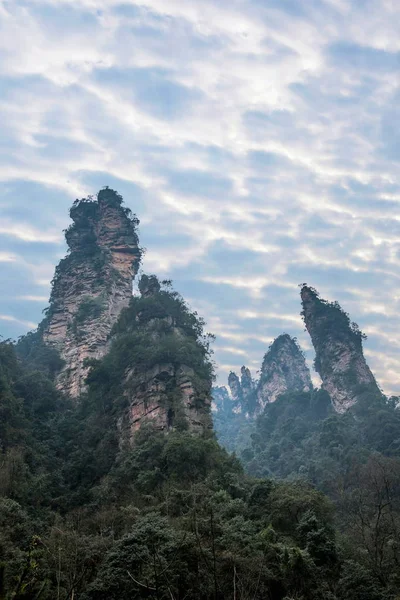 Hunan zhangjiajie National Forest Park jinbianxi shili Galerie Berge — Stockfoto