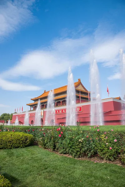 Musée du Palais de Pékin Place Tiananmen devant la fontaine — Photo