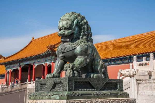 Beijing Palace Museum Taihe Temple in front of a pair of copper lions — Stock Photo, Image