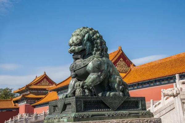 Beijing Palace Museum Taihe Temple in front of a pair of copper lions — Stock Photo, Image