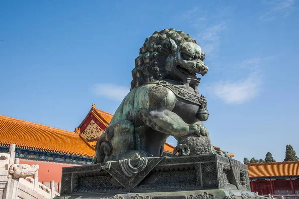 Peking Palace Museum Taihe chrám před dvojicí měděných lvů — Stock fotografie