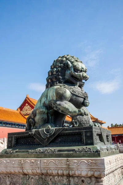 Beijing Palace Museum Taihe Temple in front of a pair of copper lions — Stock Photo, Image