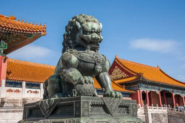 Museo del Palacio de Beijing Templo de Taihe frente a un par de leones de cobre —  Fotos de Stock