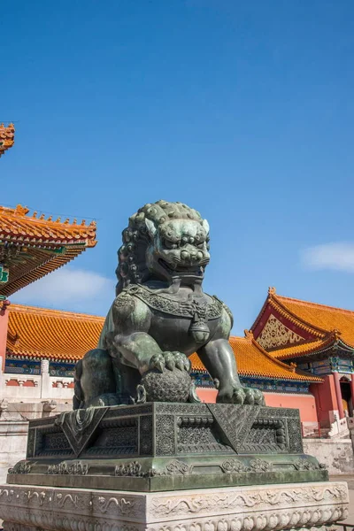 Museo del Palacio de Beijing Templo de Taihe frente a un par de leones de cobre —  Fotos de Stock
