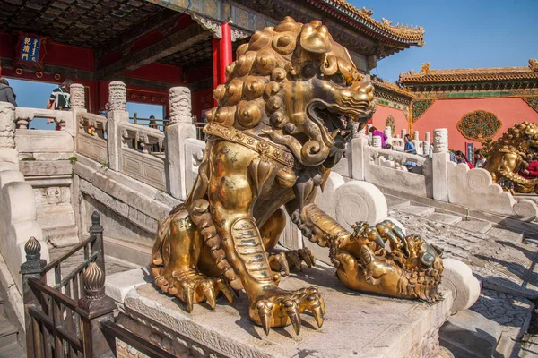 Beijing Palace Museum unloading garden in front of a pair of copper lions — Stock Photo, Image