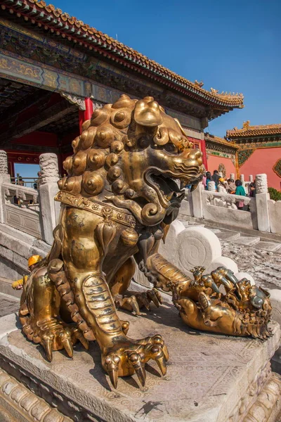 Peking Palace Museum lossen tuin voor een paar van koperen leeuwen — Stockfoto