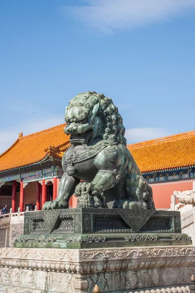 Museo del Palacio de Beijing Templo de Taihe frente a un par de leones de cobre Imágenes de stock libres de derechos