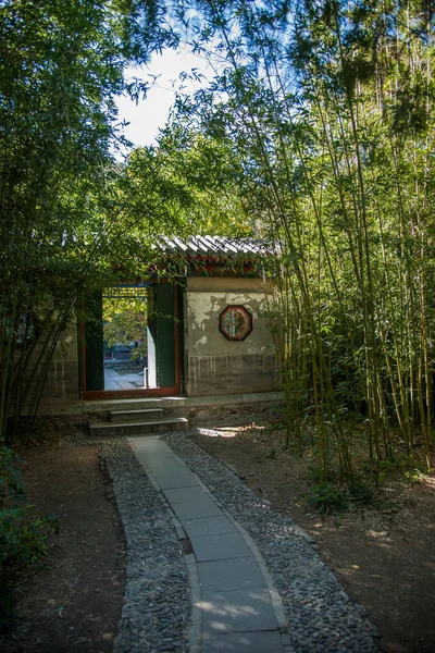 小さな中庭のふもとに北京象山公園 — ストック写真