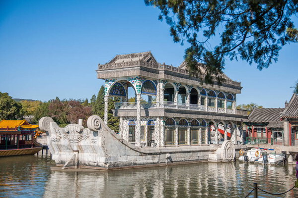 Пекинский летний дворец, Куньмин, озерная каменная лодка
