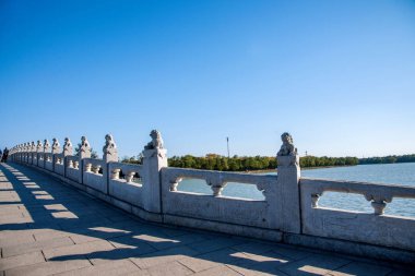 Pekin Yaz Sarayı, Kunming, gölün on yedi köprüsü