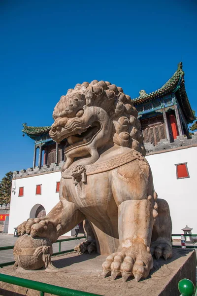 Hebei provinz chengde mountain resort putuo zong an der Tür des Tempels eines Löwenpaares — Stockfoto