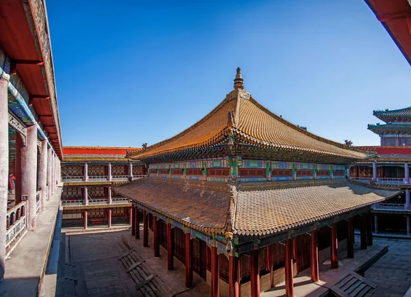 Hebei Province, Chengde Mountain Resort Putuo Zong by the temple of the main hall of the red Taiwan — Stock Photo, Image