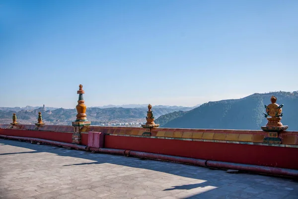 Хэбэй провинции Чэндэ Горный курорт Путуо Цзун у храма красной крыши вокруг крыши украшения талисмана — стоковое фото