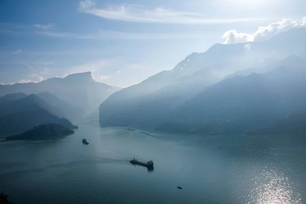 Yangtze River tre raviner Fengjie floden vatten — Stockfoto