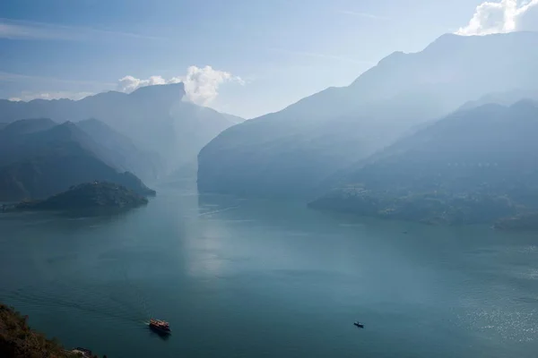 Yangtze River tre raviner Fengjie floden vatten — Stockfoto