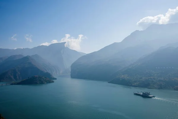 De wateren van de Jangtsekiang rivier drie kloven Fengjie — Stockfoto