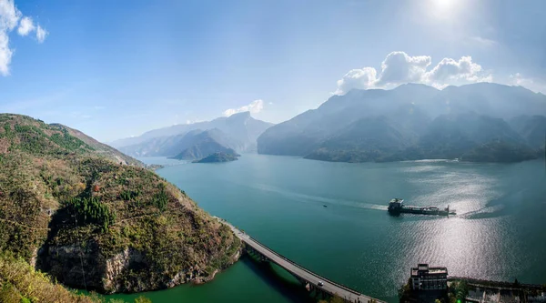 Yangtze River tre raviner Fengjie floden vatten — Stockfoto
