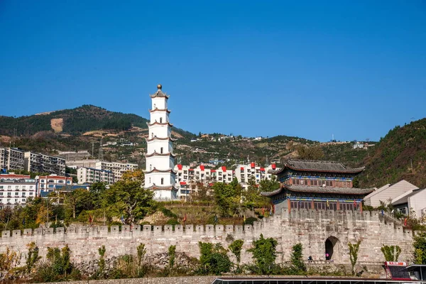 Río Yangtze Tres gargantas Fengjie antigua torre de peces de la ciudad —  Fotos de Stock