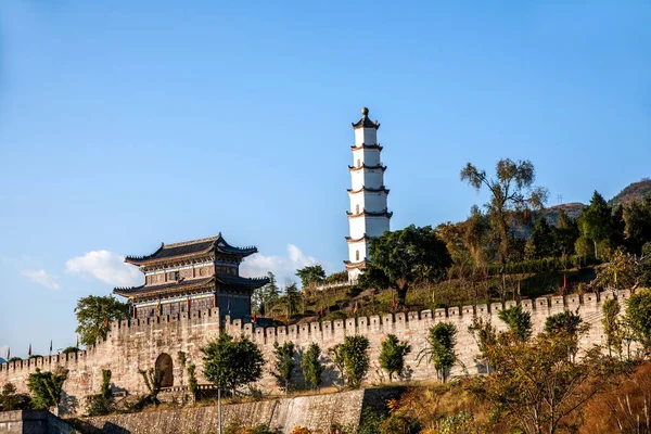 Río Yangtze Tres gargantas Fengjie antigua torre de peces de la ciudad —  Fotos de Stock