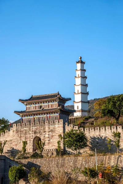 Río Yangtze Tres gargantas Fengjie antigua torre de peces de la ciudad —  Fotos de Stock