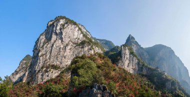 Yangtze Nehri üç Gorges cadı Vadisi Kanyon Wushan kırmızı yaprakları