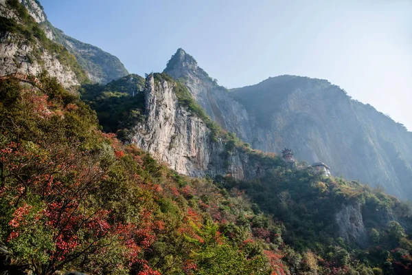 Yangtze River drie kloven heks Valley Canyon Aziatische rode bladeren — Stockfoto
