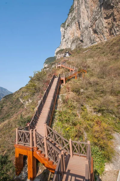 Río Yangtze Tres gargantas Wu Gorge Canyon Peak Área escénica cien escalones escalera — Foto de Stock