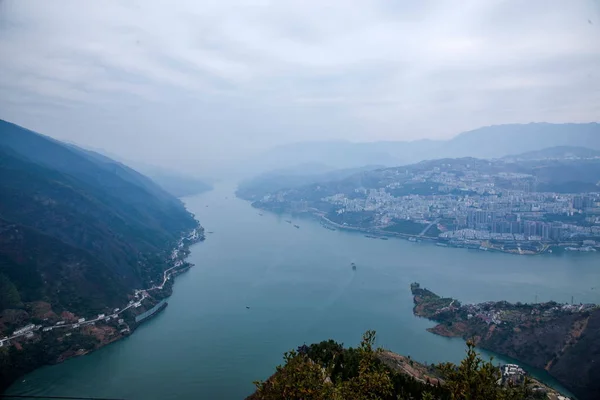 Chongqing Aziatische County Wenfeng Forest Park met uitzicht op de Yangtze River Gorge voor Wu van drie kloven — Stockfoto