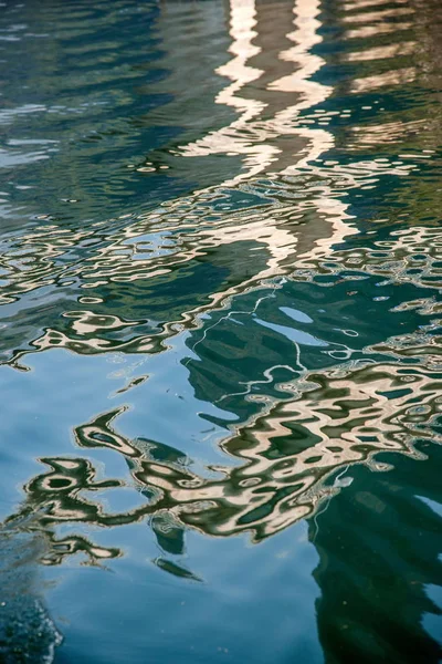 Rio Hubei Bada ao longo da cidade do rio Shennong riacho ondulações — Fotografia de Stock