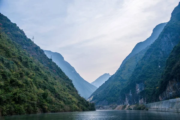 Hubei Patong ao longo da cidade fluvial de Shennongxi cenário — Fotografia de Stock