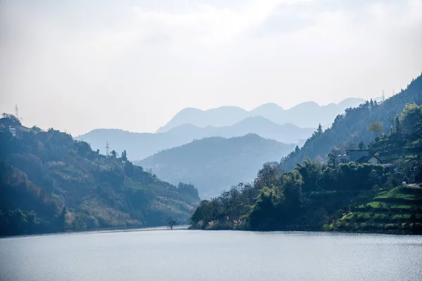 Hubei Patong langs de rivier de stad van Shennongxi landschap — Stockfoto