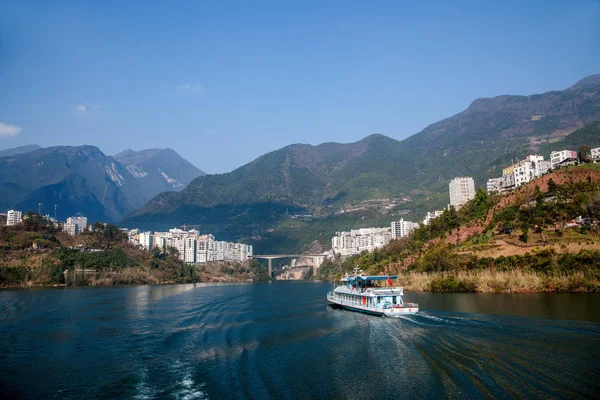 Hubei Patong lungo la città fluviale di Shennongxi scenario — Foto Stock