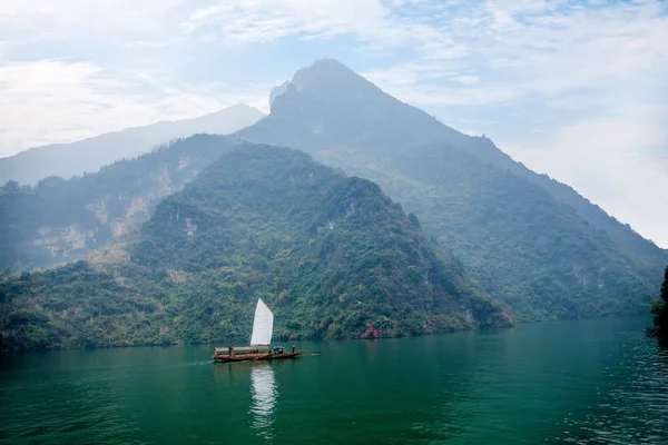 Hubei Badong Yangtze Fiume Wu Gorge catena della foce Fiume / ruscello barca a vela — Foto Stock