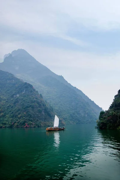 Hubei Badong Yangtze River Wu Gorge boca cadena Creek velero — Foto de Stock