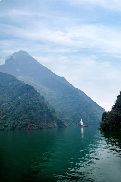 Hubei Badong Yangtzefloden Wu Gorge mun kedja Creek segelbåt — Stockfoto