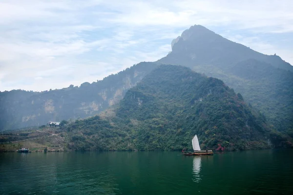Hubei Badong Yangtze River Wu Gorge mouth chain Creek sailboat — Stock Photo, Image