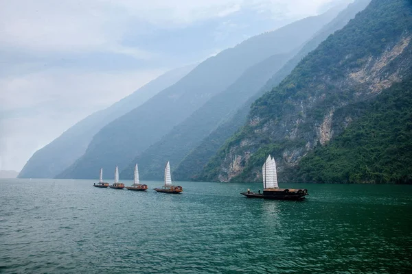Hubei Badong Yangtze River Wu Gorge cadeia boca Creek veleiro — Fotografia de Stock