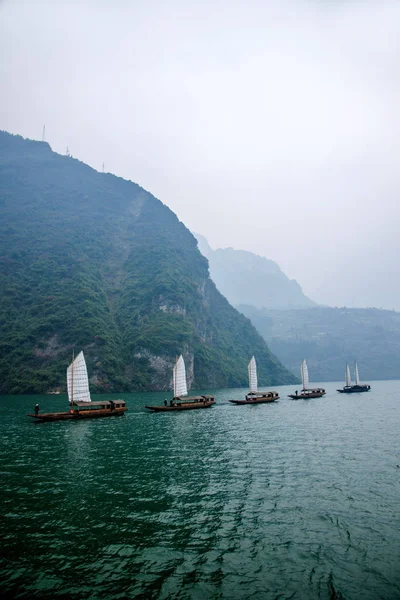 Hubei Badong Yangtze rivière Wu Gorge embouchure chaîne Creek voilier — Photo