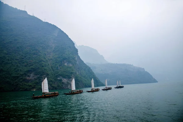 Hubei Badong Yangtze River Wu Gorge boca cadena Creek velero — Foto de Stock