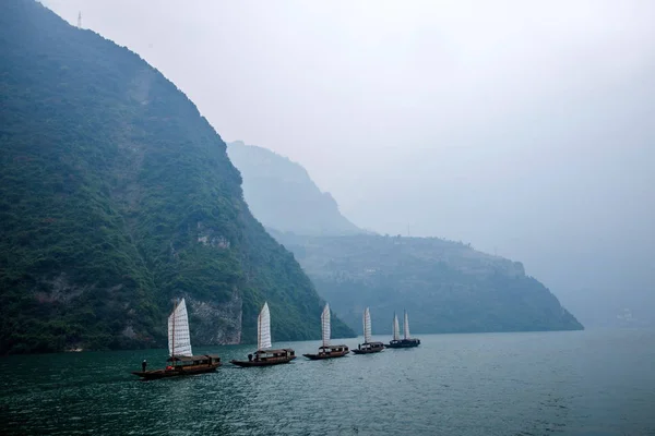 Hubei Badong Yangtze River Wu Gorge boca cadena Creek velero — Foto de Stock