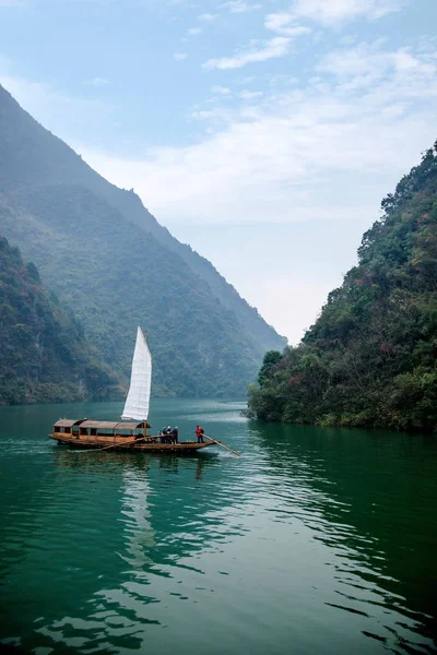 Hubei Badong Yangtze River Wu Gorge boca cadena Creek velero Imágenes de stock libres de derechos