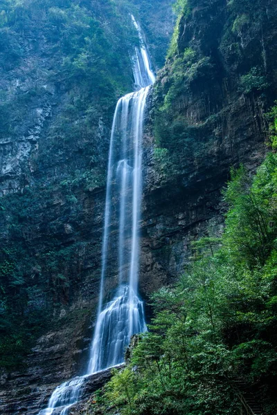 Hubei Zigui tři soutěsky bambusové moře Tianshui propast vodopád — Stock fotografie